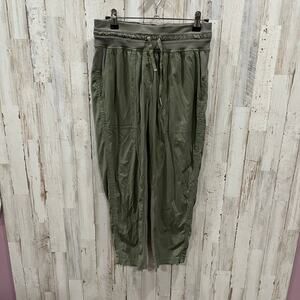 Lululemon Green Dance Studio Ribbed Crop Pants Womens Size Small *Flaw